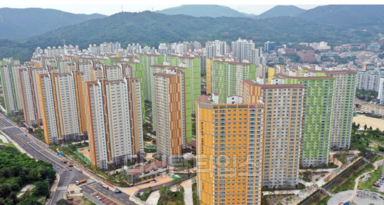 이달 부영주택과 호반건설이 각각 경북 경산, 충남 당진에서 분양에 나서 1순위 미분양을 기록했다. 사진은 지난해 부영주택이 후분양단지로 공급했던 창원시 내 한 미분양 단지의 모습. 이 단지는 할인판매에도 불구하고 잔여물량 소진에 어려움을 겪고 있다.   연합뉴스